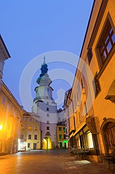 Nočné osvetlenie Michalskej brány v centre Bratislavy