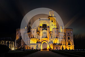Noche a través de castillo profundo en checo 