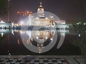 Night shot of gurudwara bangla sahib and the sacred pool in delhi