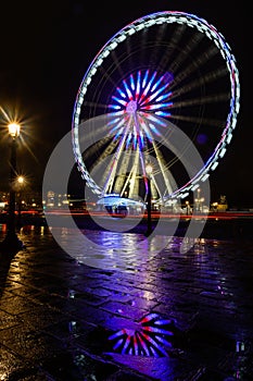 Noc z osvetlené veľký kolo v paríž 