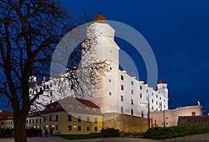 Nočný pohľad na Bratislavský hrad na kopcoch mesta