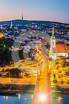 Nočný pohľad na centrum Bratislavy