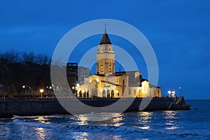 Night view of the church of San Pedro