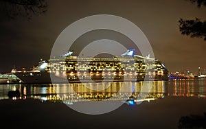 Noche de cruz barco en puerto 