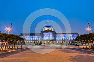 Night view of the historical San Francisco City Hall