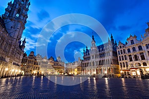 Night view of La Meuse et l'Escaut on Grand Place