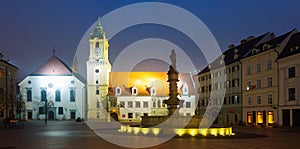 Noční pohled na hlavní náměstí v Bratislavě, Slovensko