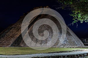 Noche de pirámide de mago en antiguo maya la ciudad México 