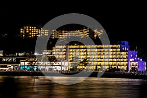 Noche. terraplén del mar hoteles las luces. negro el mar centro 