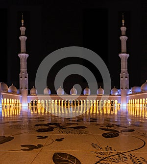 Night view of Sheikh Zayed Grand Mosque, Abu Dhabi, United Arab Emirates