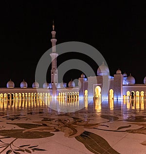 Night view of Sheikh Zayed Grand Mosque, Abu Dhabi, United Arab Emirates