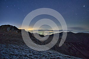 Nočný pohľad na hviezdy zo Skalky počas jesene v Nízkych Tatrách