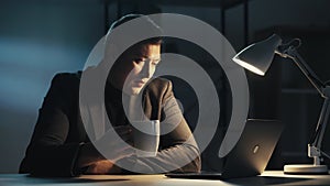 night work relaxed business man sending email late