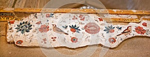 Nightingales and flowers in the patterns of ancient frescos