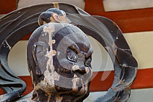 Estatua sobre el templo en kioto Japón 
