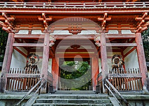 Estatua sobre el templo en kioto Japón 
