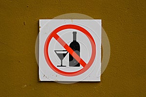 No alcohol sign on wall