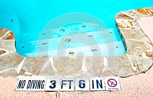 No Diving sign at edge of swimming pool