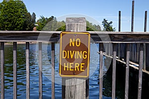 No diving sign to warn visitors of danger