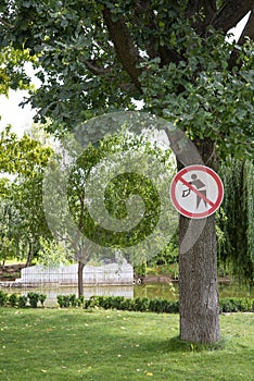 No littering sign in the park