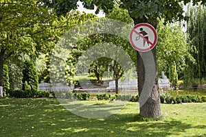 No littering sign in the park