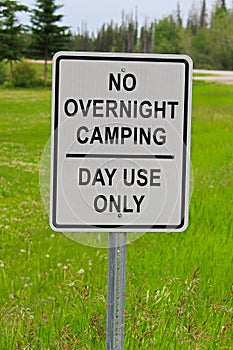 A no overnight camping, day use only sign