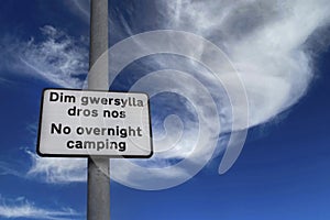 No overnight camping sign, in English and Welsh