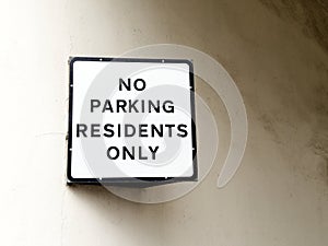 No parking private driveway sign outside house