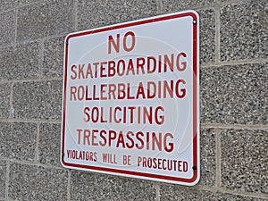 No Skateboarding and Rollerblading sign in a strip mall area