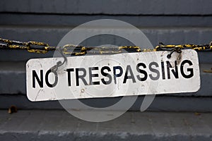 No tresspassing sign on chain