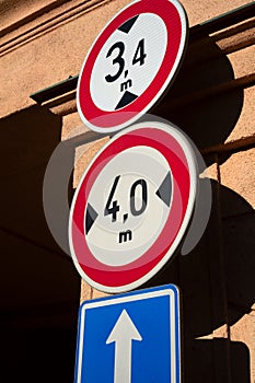 No vehicles wider than indicated and No vehicles taller than indicated photo