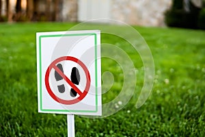 No walking in the grass sign