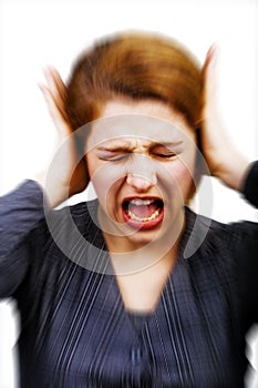 Ruido a estrés una mujer cubierta orejas 