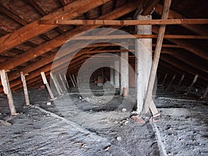 Non habitable attic under roof