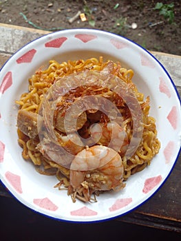 Noodle and shrimp with fried onion dellicious