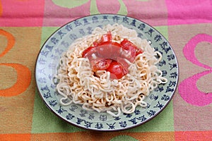 Noodles with a sauce of tomatoes