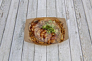 Noodles with vegetables and accompanied by a portion of fried duck filleted