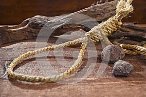Noose knots with dead wood