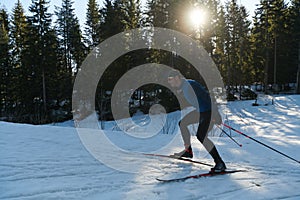 Nordico sciare O sciare classico tecnica secondo uomo bellissimo panoramico marciapiede sul mattina 