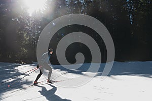 Nordico sciare O sciare classico tecnica secondo uomo bellissimo panoramico marciapiede sul mattina 