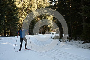 Nordico sciare O sciare classico tecnica secondo uomo bellissimo panoramico marciapiede sul mattina 