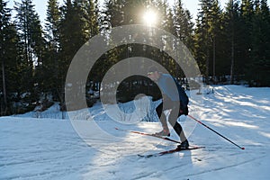 Nordico sciare O sciare classico tecnica secondo uomo bellissimo panoramico marciapiede sul mattina 