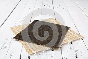 Nori on makisu and table