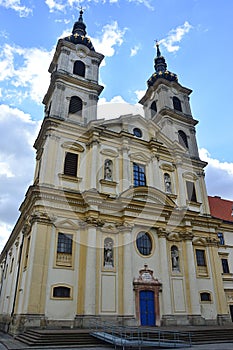 Severovýchodný pohľad nahor na hlavný vstupný portál a veže slávnej neskorobarokovej baziliky Sedembolestnej Panny Márie v Šaštíne