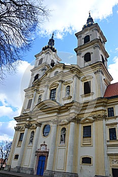 Severozápadný pohľad nahor na hlavný vstupný portál a veže slávnej neskorobarokovej baziliky Sedembolestnej Panny Márie v Šaštíne