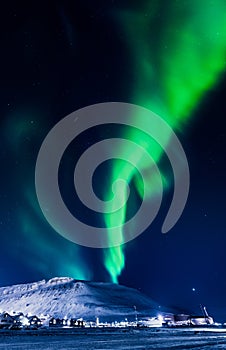 Northern lights in the mountains house of Svalbard, Longyearbyen city, Spitsbergen, Norway wallpaper