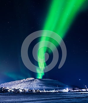 Northern lights in the mountains house of Svalbard, Longyearbyen city, Spitsbergen, Norway wallpaper