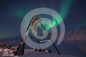 The Northern lights in the mountains of Svalbard, Longyearbyen, Spitsbergen, Norway wallpaper