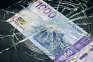 Norway money, Fall of the Norwegian currency, Weakening of the Norwegian krone, 1000 kroner banknote lying behind the broken glass