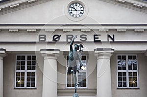 The Norwegian Stock Exchange Oslo BÃÂ¸rs with statue